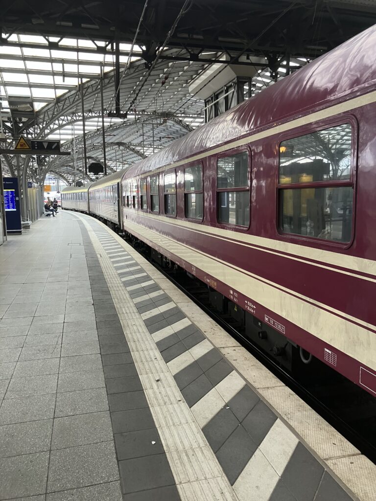 Zug GreenCityTrip Nachtzug steht in Köln Hbf